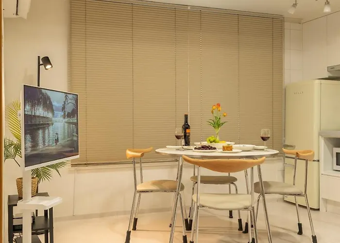 무료 주차, 최대8인 , 서울역 도보, 유명 관광지 이동 편리, 공항 철도, 넓고 청결한 Apartment *