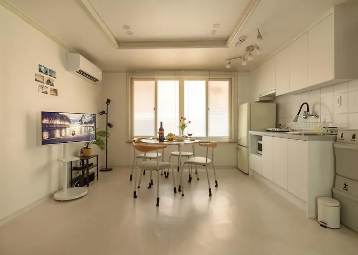 무료 주차, 최대8인 , 서울역 도보, 유명 관광지 이동 편리, 공항 철도, 넓고 청결한 Apartment Seoul